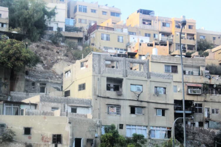 Dicht gedr�ngte H�user an einem H�gel in Amman, der Hauptstadt Jordaniens. Amman ist die gr��te Stadt Jordaniens und erstreckt sich �ber 19 H�gel. Die Geb�ude bestehen �berwiegend aus beigem Stein, was der Stadt den Beinamen �Wei�e Stadt� verleiht. Die Ar