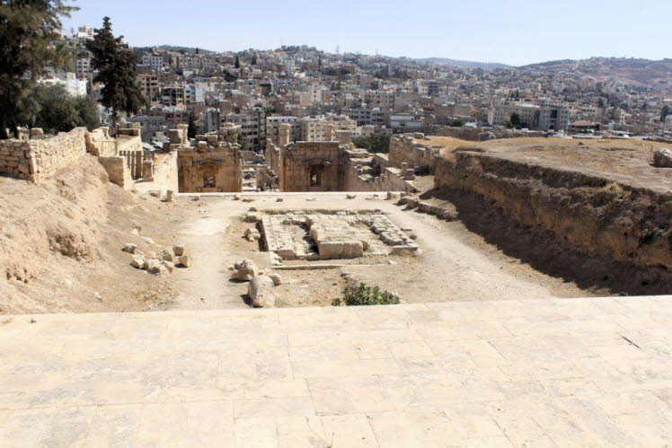 Die Grenzen des Territoriums von Gerasa sind � recht ungew�hnlich � durch 40 gleichf�rmige Stelen markiert, welche die Buchstaben ??G? tragen. In dem so markierten Umland der Stadt lagen D�rfer und kleine Siedlungen, deren zahlreiche Weinkeltern und Olive