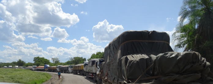 Es gibt keine Privat-PKW. An der Grenze stehen lange Schlangen von LKW mit Kupferplatten aus Sambia nach Simbabwe.