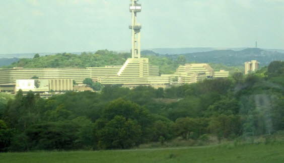Die University of Johannesburg entstand 2005 aus dem Zusammenschluss der ehemaligen Rand Afrikaans University (RAU), der Technikon Witwatersrand (TWR) und den Campussen Soweto und East Rand der Vista University und ist eine der bekanntesten Universitten.
E