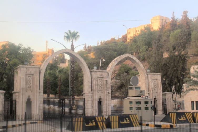 Tor zum B�ro des K�nigs in Amman, Jordanien. Das arabische Wort �??� (�??� bedeutet �Stopp� oder �Halt�- sprich: qif) ist auf den gelben und schwarzen Barrieren zu sehen. Die Anlage befindet sich in Amman, Jordanien. Es handelt sich um den Eingang zu eine