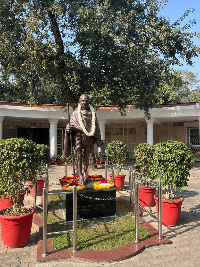 Das Bild zeigt eine Statue von Mahatma Gandhi, die sich in der Gedenkst�tte Gandhi Smriti in Neu-Delhi, Indien, befindet. Die Gedenkst�tte war fr�her als Birla Bhavan oder Birla House bekannt, wo Gandhi die letzten 144 Tage seines Lebens verbrachte. An di