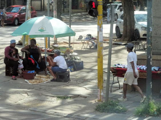 Auf dem afrikanischen Kontinent liegt die durchschnittliche Mordrate bei etwa 15 Morden pro 100.000 Einwohnern, weltweit bei ungefhr 6 Morden pro 100.000 Einwohnern. Es ist offensichtlich, dass Sdafrika ein spezielles Problem hat. Im Jahr 1993, also ein
