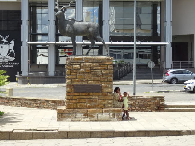 Kudu-Statue: Die Kudu-Statue im Zentrum von Windhoek ist eine bronzene Hommage an die atemberaubende Tierwelt Namibias und wird oft als Geist der Hoffnung bezeichnet. Sie befindet sich in der Independence Avenue und der John Meinert Street und wurde 196
