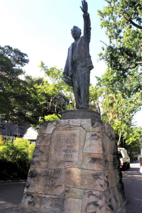 Cecil Rhodes kann als Begrnder der Apartheit gesehen werden. Die Statue von Rhodes wurde 2015 nach Studfentenprotesten vom Universittsgelnde in Kapstadt entfernt. Vor dem Parlament steht die Statue noch. Robert Rotberg, Rhodes grndlichster Biograph, 