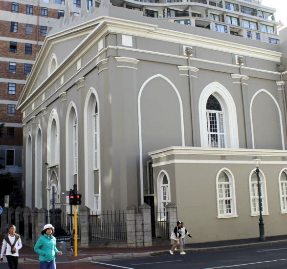 Die Groote Kerk : Die Groote Kerk ist die lteste Kirche Sdafrikas, die 1841 von Herman Schuette erbaut wurde und eine ehemalige Kirche auf demselben Gelnde ersetzte. Die niederlndisch-reformierte Kirche beherbergt die grte Orgel Sdafrikas mit fast 