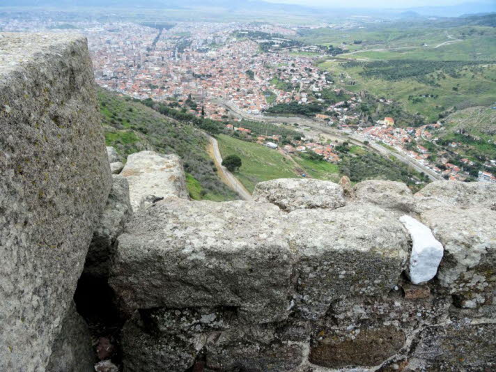 Das Bild zeigt den Ausblick von der antiken Akropolis von Pergamon auf die moderne t�rkische Stadt Bergama