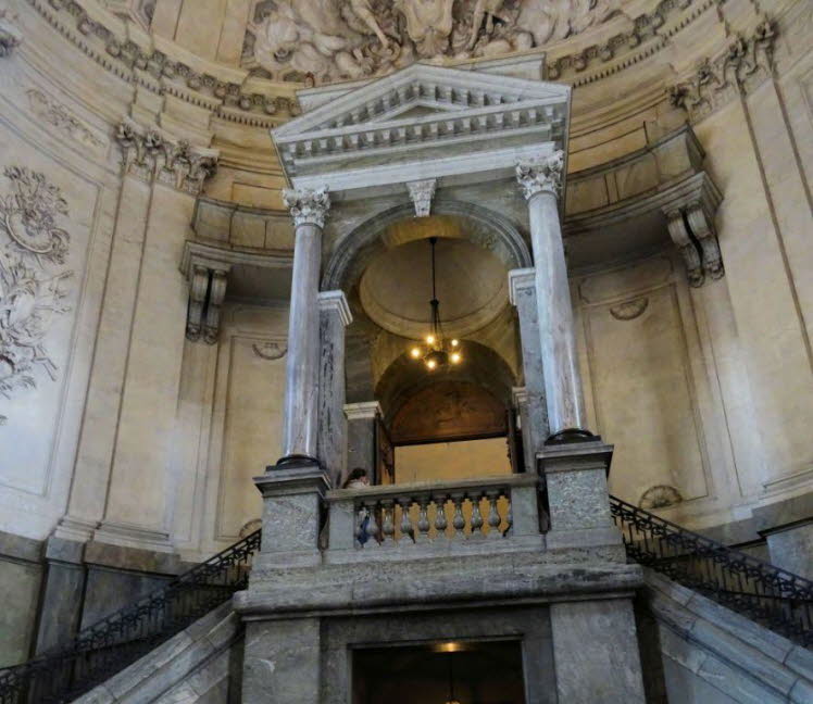 Dies ist das pr�chtige Treppenhaus des K�niglichen Schlosses in Stockholm (Kungliga slottet). Der beeindruckende, barocke Palast mit �ber 600 R�umen dient heute als offizielle Arbeitsst�tte des schwedischen K�nigs.