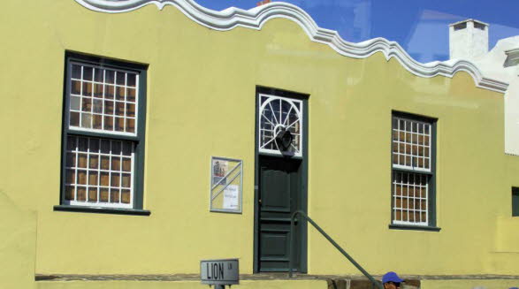 Bo-Kaap-Museum: Das Bo-Kaap-Museum war ursprnglich ein Wohnhaus, das zwischen 1763 und 1768 im ehemaligen Malaiischen Viertel erbaut wurde, das als Bo-Kaap bekannt ist. Das Haus ist ein seltenes Beispiel fr frhe kaphollndische Architektur. Nach Restau