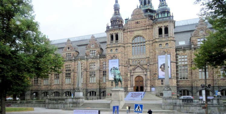 Das Bild zeigt das beeindruckende Nordiska museet (Nordisches Museum) in Stockholm, Schweden. Es befindet sich auf der Insel Djurg�rden und ist Schwedens gr��tes kulturhistorisches Museum.
