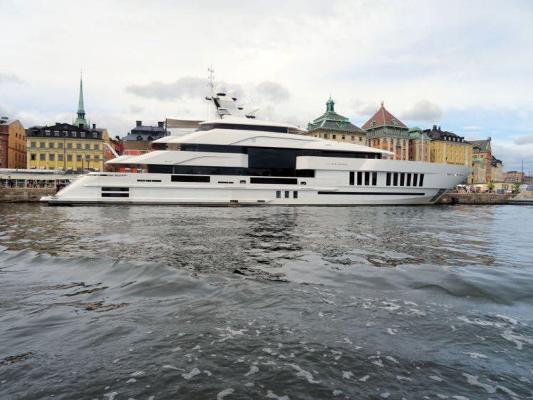 Das Bild zeigt die 65 Meter lange Superyacht Life Saga vor der Kulisse von Gamla stan (Altstadt) in Stockholm, Schweden. Sie wurde 2019 von der italienischen Werft Admiral Yachts gebaut. Das Exterieur der Yacht stammt von Uniell� Yacht Design. Sie verf�gt