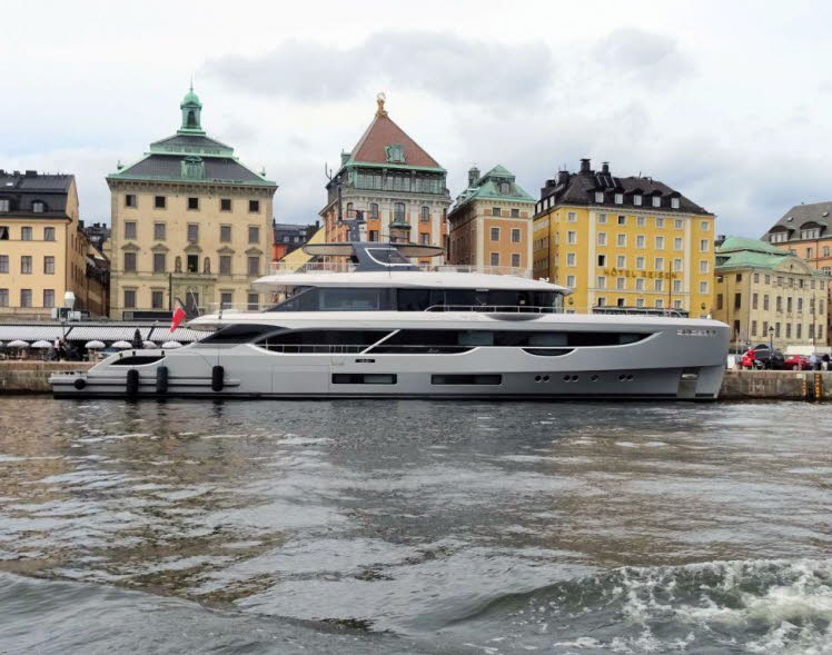 Die Luxusyacht auf dem Bild ist ein Modell der Baureihe Benetti Oasis 34M, die im Hintergrund vor der historischen Kulisse von Stockholm (Schweden) liegt.Es handelt sich um eine Superyacht der erfolgreichen Oasis-Reihe der italienischen Werft Benetti, der