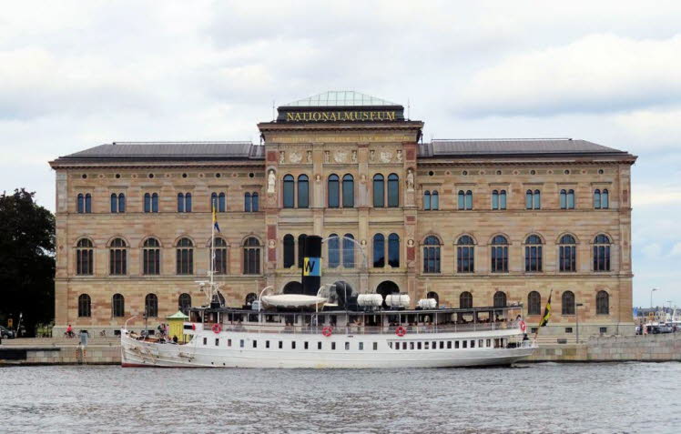 Das Geb�ude auf dem Bild ist das Nationalmuseum in Stockholm, Schwedens gr��tes Museum f�r Kunst und Design. Es liegt direkt am Wasser in der schwedischen Hauptstadt. Im Vordergrund ist eines der historischen Ausflugsboote zu sehen, die an den Anlegern vo