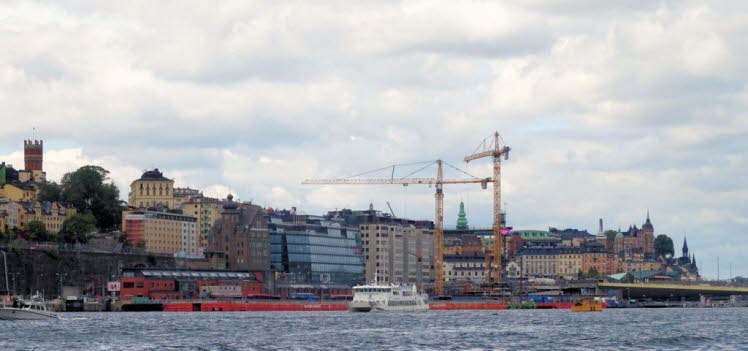 Dieses Bild zeigt die Uferpromenade des zentralen Verkehrsknotenpunkts Slussen in Stockholm. Der Bereich ist das Zentrum eines gro�en Umbauprojekts der Stadt.