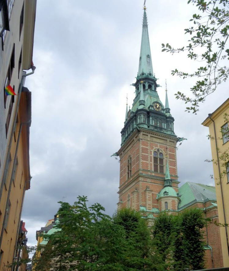 Das ist die Deutsche Kirche (schwedisch: Tyska kyrkan) in der Altstadt (Gamla stan) von Stockholm. Mit einer Turmh�he von 96 Metern pr�gt dieses historische Bauwerk die Silhouette der schwedischen Hauptstadt.