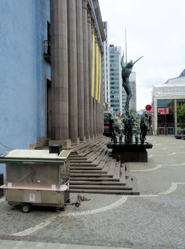 Das Bild zeigt den Platz H�torget in Stockholm mit der ber�hmten Bronzestatue Orfeusgruppen (Orfeus-Brunnen) und dem blauen Konzertsaal Konserthuset im Hintergrund.