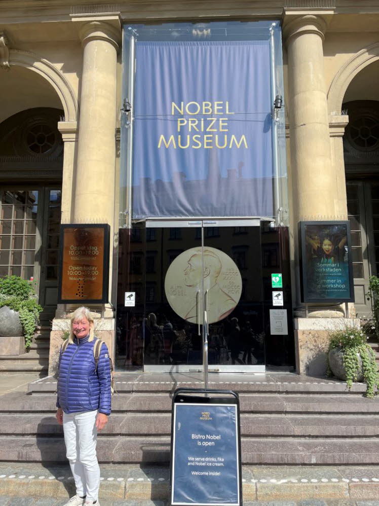 Das Nobelpreismuseum (Nobel Prize Museum) in Stockholm befindet sich im historischen Geb�ude der alten B�rse am Platz Stortorget. Es pr�sentiert die Geschichte des renommierten Nobelpreises, seiner Stifter sowie ber�hmter Preistr�ger.