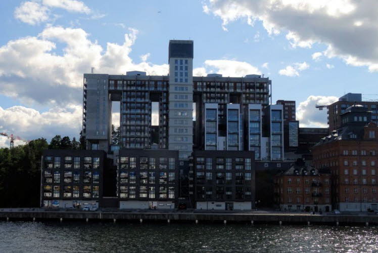 Dieses markante Geb�udeensemble auf dem Bild befindet sich auf Kvarnholmen in der Gemeinde Nacka, etwas �stlich von Stockholm in Schweden. Das auff�llige, turmartige Geb�ude in der Mitte ist als �Stockholm Lighthouse� bekannt, ein modernes Wohnprojekt, da