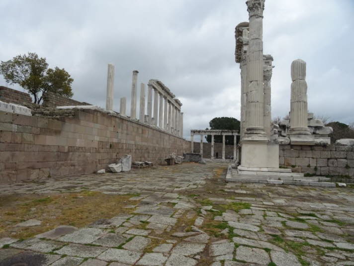 �berreste der Akropolis, die auf einem andesitgesteinernen Massiv hoch �ber dem heutigen Bergama errichtet wurde
