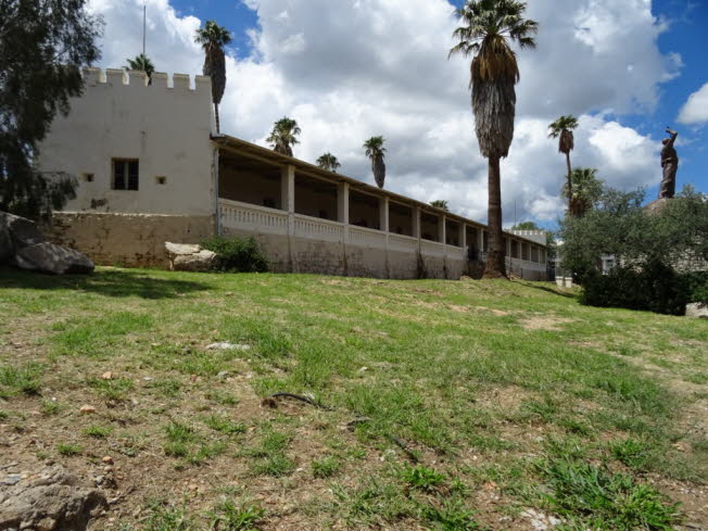 Im Herzen von Windhoek, der Hauptstadt Namibias, befindet sich die Alte Feste, eine Festung. Die Architekten waren der Maurermeister Gustav Tnschel und ab 1901 Gottlieb Redecker. In der Alten Feste befindet sich ein Teil des namibischen Nationalmuseums, 
