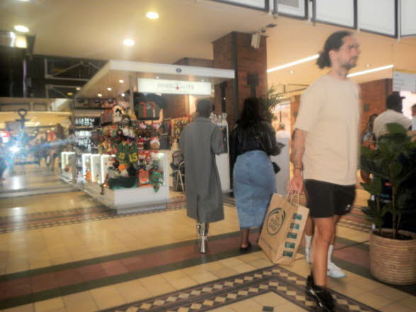 Als beliebtestes Einkaufsziel in Sdafrika ist das Victoria Wharf Shopping Centre an der V&A Waterfront. Es ist eine der beliebtesten Attraktionen Kapstadts und bietet Einheimischen und Besuchern die Mglichkeit, einen atemberaubenden Blick auf den Tafelb