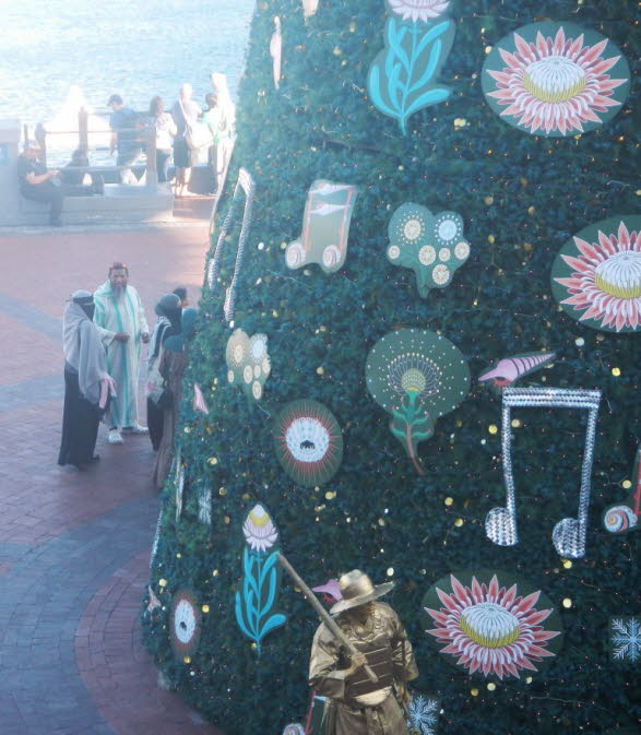Die Heiligen Drei Knige in der Shoppingmall von Kapstadt im Dezember 2023. Die Heiligen Drei Knige brachten dem neugeborenen Jesus Gold, Weihrauch und Myrrhe als Geschenke. Diese Geschenke symbolisieren etwas Kostbares und Wertvolles, da sie in der Ant