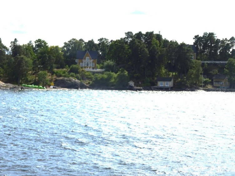 Auf dem Bild ist eine typische K�stenlandschaft im Stockholmer Sch�rengarten (Stockholms sk�rg�rd) in Schweden zu sehen, wo sich kleine und gr��ere Sommerh�user malerisch in die felsige, bewaldete Natur einf�gen.