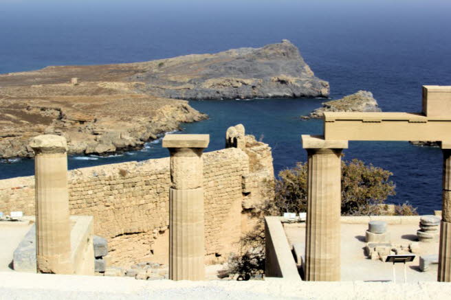 Fr die meisten Reisenden ist die Akropolis von Lindos die spektakulrste archologische Sttte von Lindos. Der schne Charakter des modernen Dorfes trgt zur spektakulren natrlichen Umgebung bei, wobei die Akropolis von Lindos dominant auf einer hohen 
)
