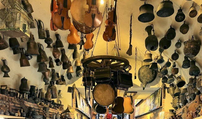 Aktueller Store Meydan Basar": Der Meydan Basar befindet sich in einer beliebten touristischen Stadt in der Stadt, die eine breite Palette an Produkten aus der ganzen Welt beliebt macht. Mit all ihrem Charme und ihrer Exotik erwacht der Meidani-Platz i