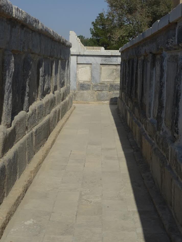 Bakhautdin Naqsband Mausoleum: Das Grab selbst ist ein einfacher, 2 m hoher Block, der durch einen an einem Pfosten hngenden Pferdemhnen-Talisman geschtzt wird. Die berlieferung besagt, dass es glckverheiend ist, das Grab dreimal gegen den Uhrzeiger