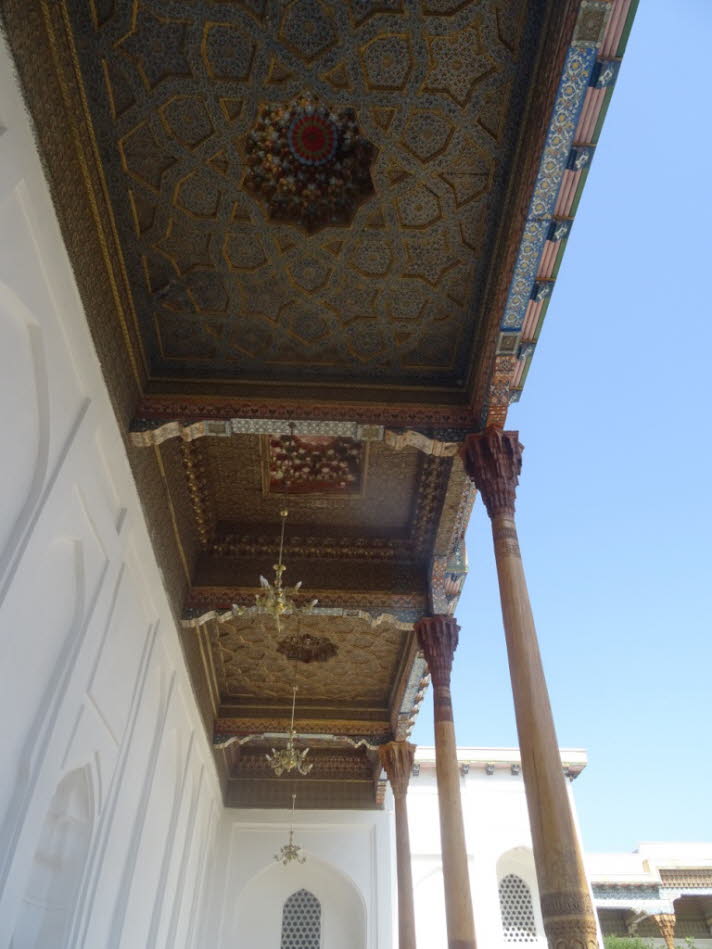 Bakhautdin Naqsband Mausoleum: Im nahegelegenen Museum weist eine Ausstellung von sieben Lammfellen auf die traditionelle Gebhr von sieben Tenge fr die Sttte hin, und bei Beerdigungen in Zentralasien drngeln sich mnnliche Freunde des Verstorbenen dar