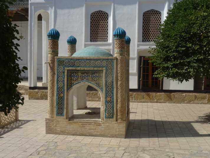 Bakhautdin Naqsband Mausoleum: Das Grab selbst ist ein einfacher, 2 m hoher Block, der durch einen an einem Pfosten hngenden Pferdemhnen-Talisman geschtzt wird. Die berlieferung besagt, dass es glckverheiend ist, das Grab dreimal gegen den Uhrzeiger