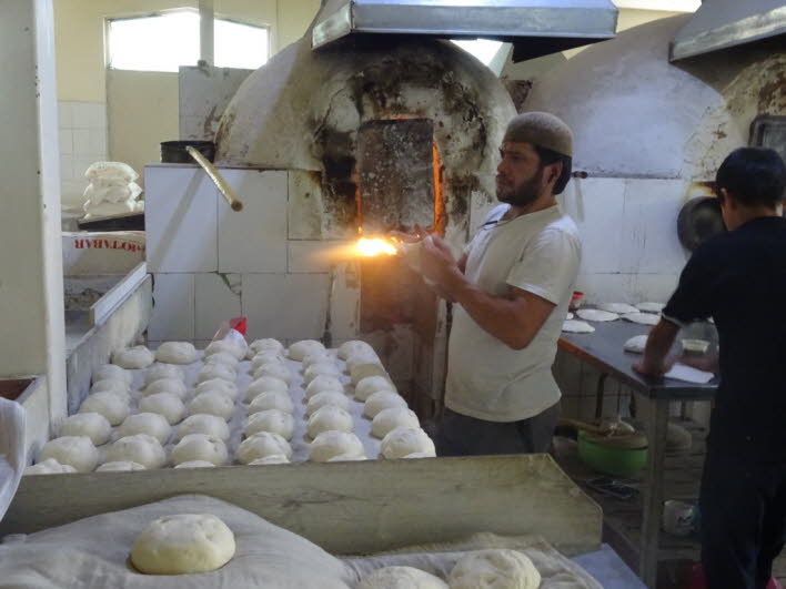 In Usbekistan gibt es ber 100 verschiedene Arten von Brot, aber alle basieren auf nur zwei unterschiedliche Teigarten dem "Obi-non" - Hefefladen und den fr Festlichkeiten gedachten "Patir" mit Butter im Teig.
