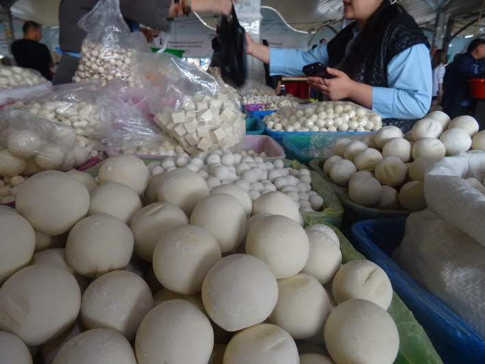 Basar in Taschkent Getrocknete Ksekugeln sehr lecker