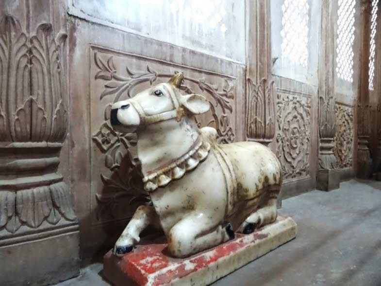 Bei dem Objekt handelt es sich um eine antike Nandi-Statue, die typischerweise in Shiva-Tempeln zu finden ist