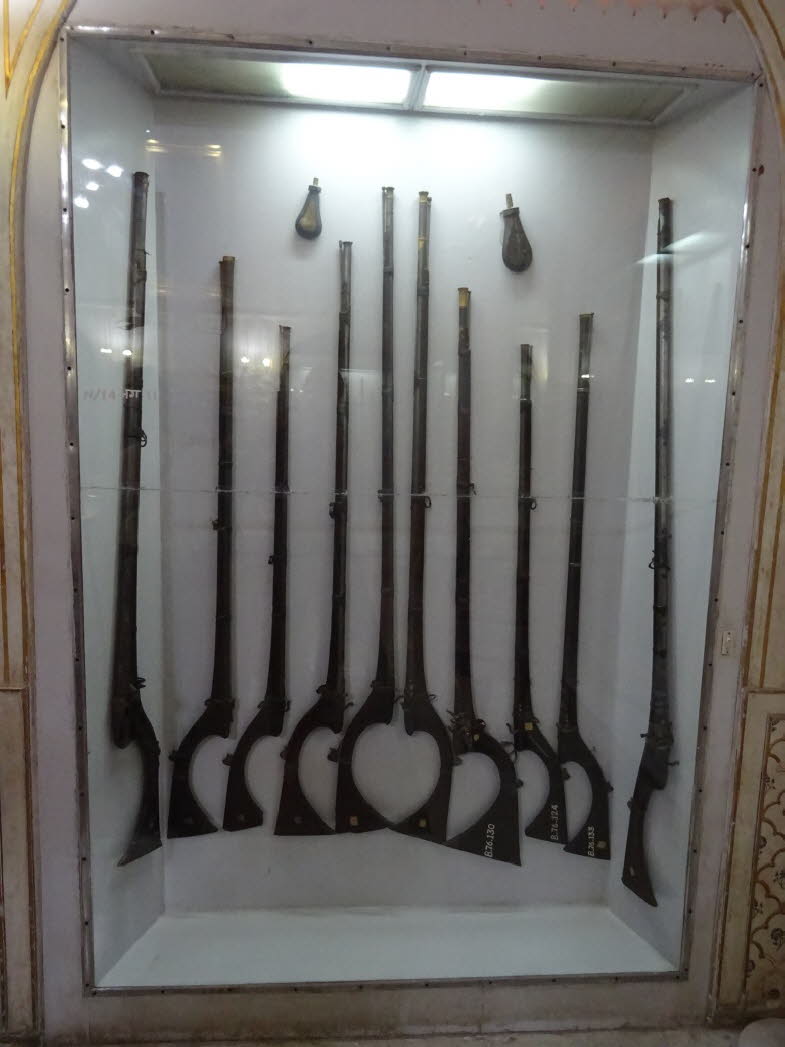 Bei den ausgestellten Objekten handelt es sich um afghanische Jezails. Diese Langlaufwaffen weisen charakteristische Merkmale auf: Jezails sind traditionelle, handgefertigte Musketen oder Gewehre aus Zentralasien und Britisch-Indien. Sie wurden typischerw