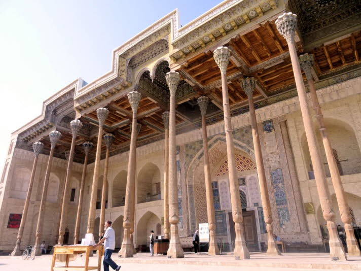 Bolo Hauz Moschee: Direkt vor der Ark-Zitadelle befindet sich eine Moschee mit offener Veranda, die Bolo-Hauz genannt wird. Hauz bedeutet Teich und Bolo Hauz bedeutet Teich fr Jungen. Der an die Moschee angrenzende Stausee ist viel lter als das Gebude 