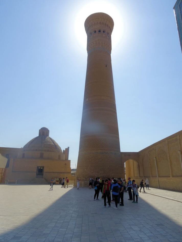 Buchara Usbekistan Kalyan Minaret am Tag  Drei Bauwerke  ein Minarett, eine Moschee und eine Madrasah  bilden das beeindruckende Ensemble von Poi-Kalon in Buchara und sind ein markantes Beispiel der prchtigen islamischen Architektur in Usbekistan und Z