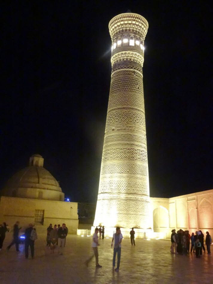 Buchara Usbekistan Kalyan Minaret und Madressa am Abend: Hchstwahrscheinlich diente das Minarett mehreren Zwecken: als Leuchtfeuer, um Karawanen dabei zu helfen, die Stadt zu finden, als Wachturm und sogar als Ort, an dem Kriminelle gefangen gehalten wur