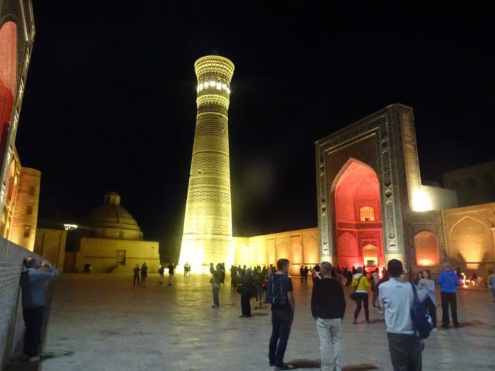 Buchara Usbekistan Kalyan Minaret und Madressa am Abend: Hchstwahrscheinlich diente das Minarett mehreren Zwecken: als Leuchtfeuer, um Karawanen dabei zu helfen, die Stadt zu finden, als Wachturm und sogar als Ort, an dem Kriminelle gefangen gehalten wur