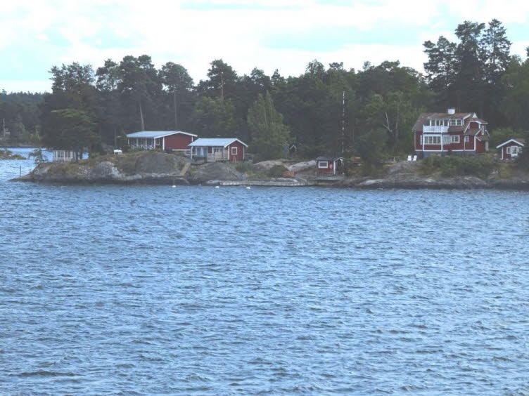 Das Bild zeigt eine malerische Insel im Stockholmer Sch�rengarten (Sk�rg�rden) in Schweden. Typisch f�r diese Region sind die felsigen K�sten und die traditionellen Holzh�user.