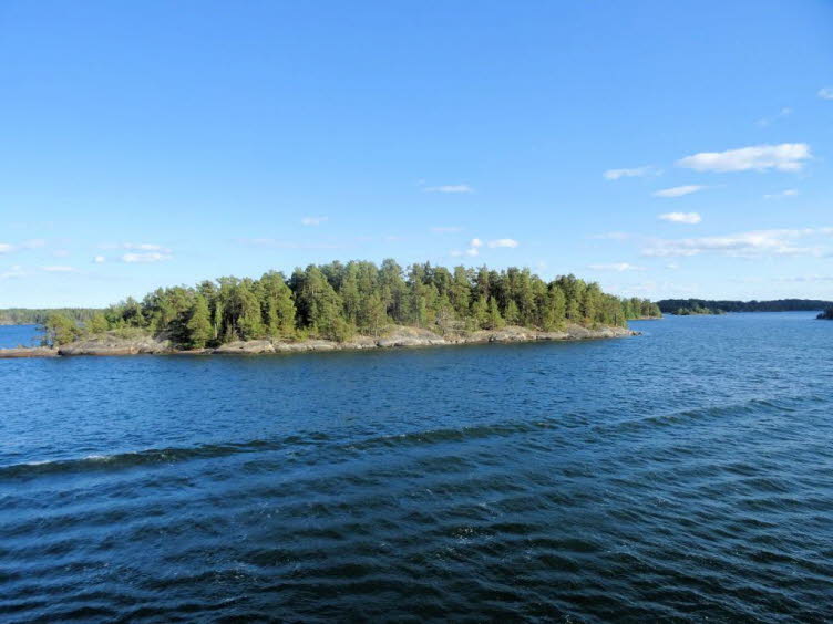 Das Bild zeigt eine typische felsige, bewaldete Insel im Stockholmer Sch�rengarten (Sk�rg�rd) in Schweden, welcher sich �stlich in die Ostsee erstreckt. Die Region ist f�r ihre mehr als 24.000 Inseln bekannt.