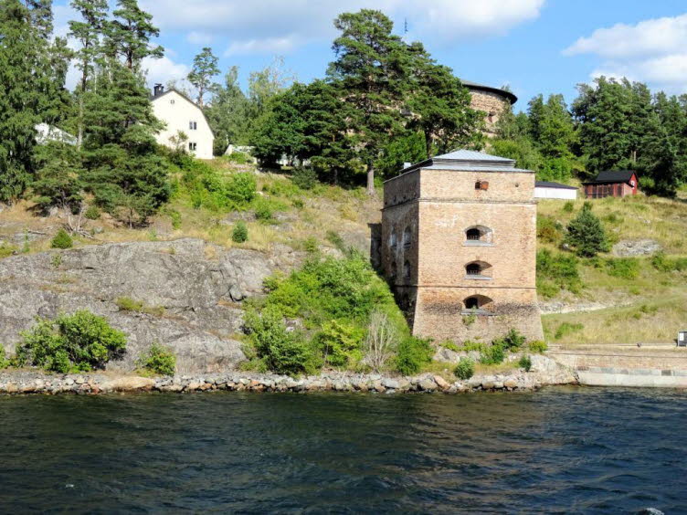 Das ausgew�hlte Geb�ude ist ein historisches Verteidigungsbauwerk, die sogenannte n�rdliche Kaponniere, die zur Festung Fredriksborg geh�rt. Sie wurde im 18. Jahrhundert erbaut.