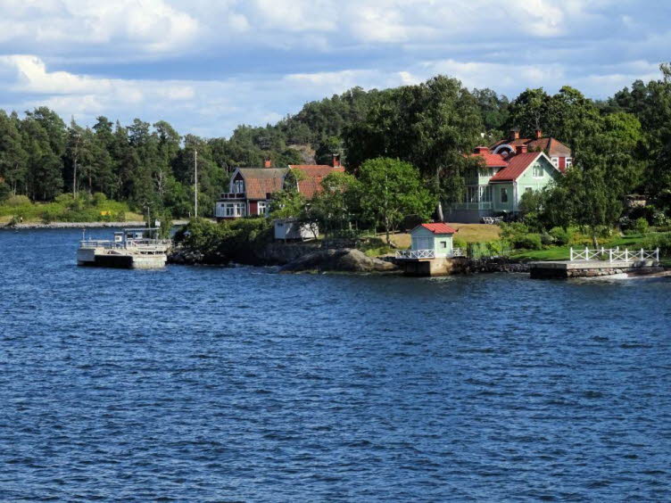 Dieses idyllische Bild zeigt eine typische K�stenlandschaft im Stockholmer Sch�rengarten (Stockholms sk�rg�rd) in Schweden.