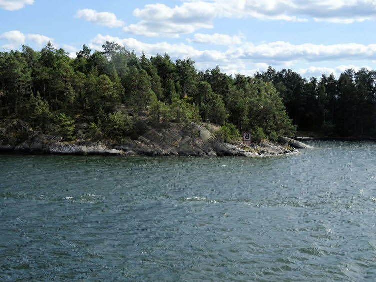 Die Insel auf dem Bild ist Skaistrand, ein landschaftlich reizvoller Ort im Sch�rengarten vor Stockholm in Schweden. Die felsige K�ste mit ihrem dichten Nadelwald ist typisch f�r diese Region.