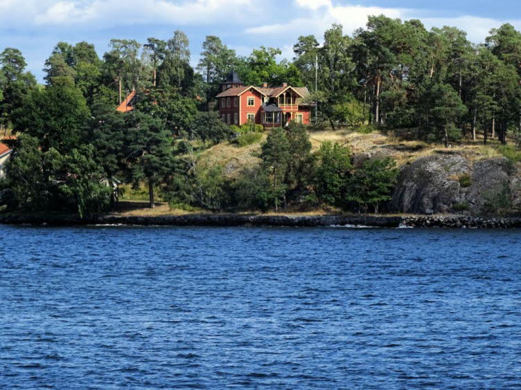 Diese charmante rote Villa ist typisch f�r die Architektur im Stockholmer Sch�rengarten, umgeben von dichtem Wald und felsigen K�stenabschnitten