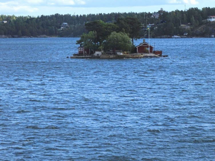 Diese kleine, bebaute Sch�reninsel befindet sich �stlich von Stockholm im Sch�rengarten. Sie liegt direkt in der viel befahrenen Schiffspassage auf dem Weg in die schwedische Hauptstadt.