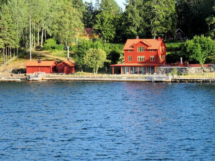 Dieses klassische, leuchtend rote Holzhaus ist ein typisches Beispiel f�r traditionelle schwedische Architektur an der Sch�renk�ste.