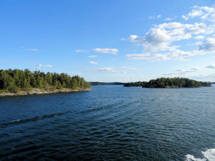Dieses Bild zeigt eine malerische Fahrt durch den Stockholmer Sch�rengarten in der Ostsee. Die Region ist f�r ihre Tausenden kleinen Inseln und die dichte Bewaldung bekannt.