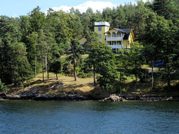 Die Villa Bergklint ist ein historisches Geb�ude aus dem sp�ten 19. Jahrhundert, das malerisch auf der Insel Ut� im Stockholmer Sch�rengarten liegt.